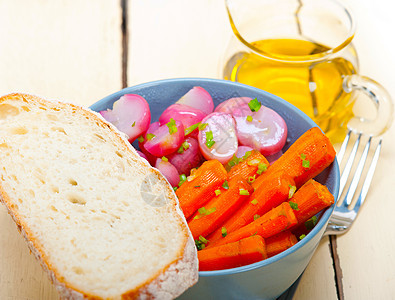 碗上蒸根蔬菜团体沙拉萝卜紫色收成灯泡根茎类面包健康叶子图片