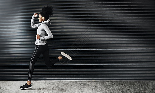 尽你最大的努力 忘掉剩下的事吧 一个运动的年轻女子在灰色背景下奔跑的照片背景图片
