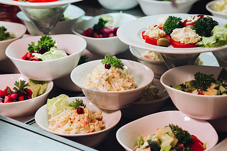 许多圆盘 美味的蔬菜菜盘沙拉在餐厅女性炊具厨房木板清洁工垫圈金属玻璃烹饪黄瓜图片