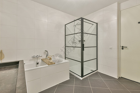 带白瓷砖的宽敞卫生间浴缸陶瓷房子公寓制品龙头卫生奢华白色大理石图片