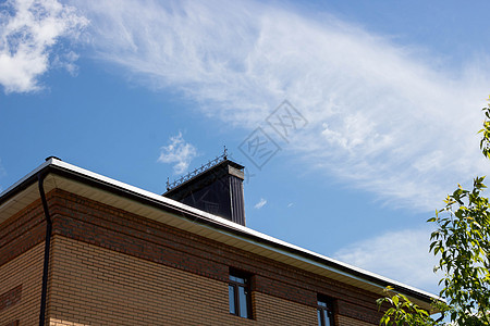 屋顶上有烟囱 在蓝色的夏日天空的背景上安装水泥环境财产建筑窗户建筑学金属覆盖物瓷砖图片
