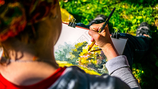 艺术家用公园的颜色画一幅画图片