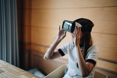 喜出望外的年轻亚洲女性戴着 vr 耳机 享受在虚拟现实中度过的休闲时光 兴奋的千禧一代多种族女性玩在线游戏模拟 测试现代购买图片