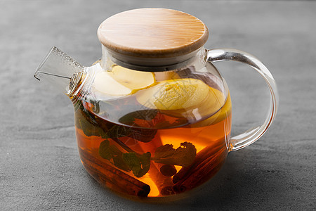 灰色背景的玻璃茶壶和果茶桌子杯子餐具时间眼镜茶碗草本植物饮料水果香气图片