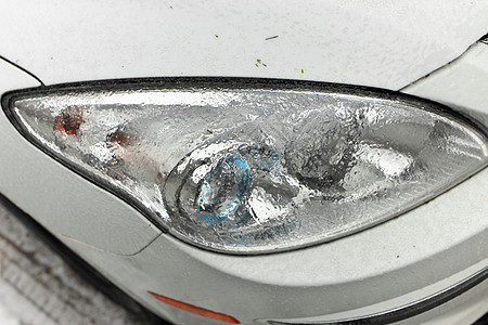冷冻的雨创造了一层冰和外套 一辆客车 特写前灯磨砂冰柱天气运输季节温度镜子车辆气候降雪图片