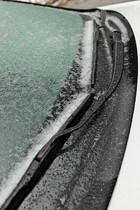 冷冻雨创造了一层冰和外套 一辆客车 特写挡风玻璃Windshield运输温度危险冻雨磨砂降雪天气车辆季节冰柱图片