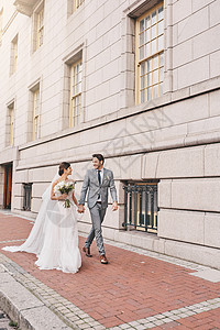 我想牵着你的手走过人生 一对美丽的夫妇在婚礼当天在城里拍摄图片