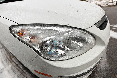 冷冻的雨创造了一层冰和外套 一辆客车 特写前灯气象危险牵引力磨砂驾驶寒冷冰柱冻结车辆镜子图片