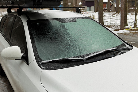 冷冻雨创造了一层冰和外套 一辆客车 特写挡风玻璃Windshield气候冰柱危险驾驶环境窗户冻雨气象冰雪运输图片