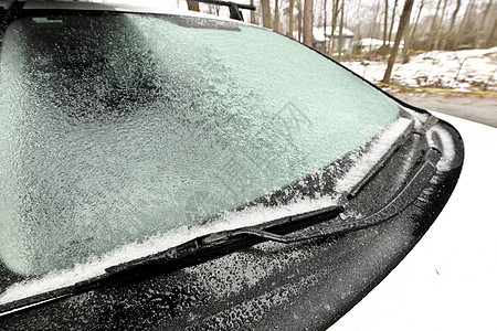 覆盖冷冻雨创造了一层冰和外套 一辆客车 特写挡风玻璃Windshield窗户天气冰柱气候环境水器车辆镜子冻结刀片背景