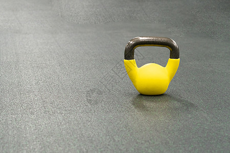 黄色壶铃重量健康运动 在下午的健身运动中从肌肉钢 铁坚韧中锻炼出来 步伐五颜六色的俱乐部 球哑铃黑色新鲜的黑色背景对象背景图片