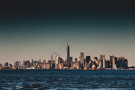 纽约市曼哈顿市中心黄昏时段的天际线 在哈德逊河全景处照亮了摩天大楼日落地标旅行办公室码头建筑帝国城市景观商业图片
