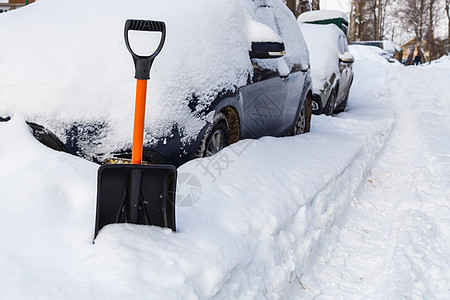 冬天清晨 在雪覆盖的车前放塑料雪铲季节陷阱漂移暴风雪雪堆风暴城市天气工具运输图片