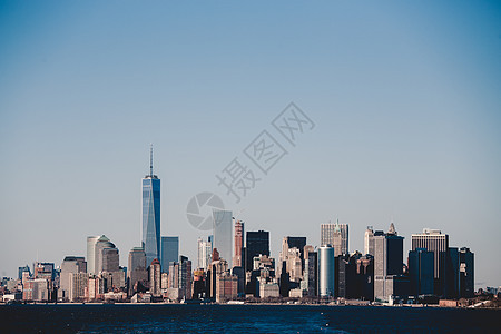 纽约市曼哈顿市中心黄昏时段的天际线 在哈德逊河全景处照亮了摩天大楼帝国建筑天空旅行城市反射码头景观市中心全景图片