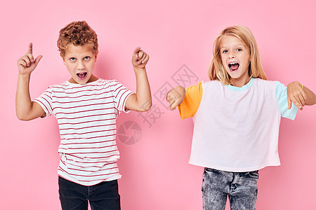 玩儿童年的粉红背景游戏时 带着双手兜着看图片