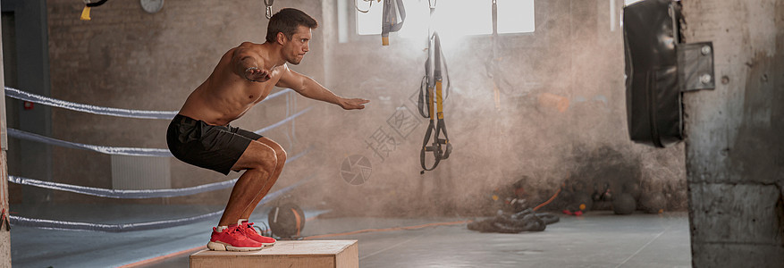 强壮的肌肉男性体操锻炼图片