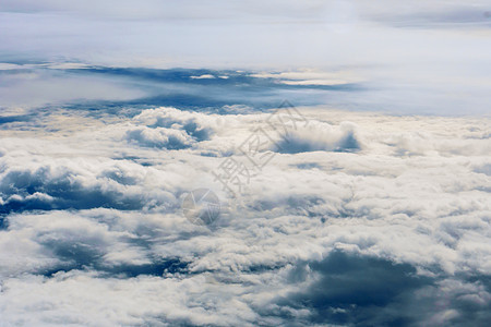 从飞机上看见的白云和蓝天空天堂自由喷射旅行晴天旅游天线轨迹气氛太阳图片