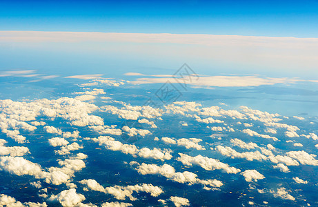 从飞机上看见的白云和蓝天空晴天旅游空气气氛溪流喷射自由轨迹运输假期图片