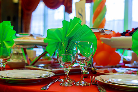 餐厅中的空杯子盘子玻璃奢华桌子餐具水晶白色餐巾刀具食物图片