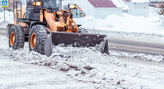 清扫和清理城市道路 以摆脱冬季的积雪卡车机器暴风雪推土机刮刀装载机挖掘机运输橙子司机图片