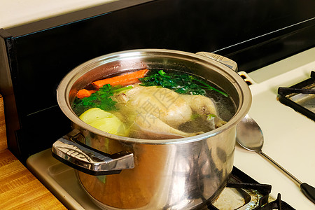 我在锅里煮鸡汤美食金属平底锅厨房盘子食物炊具火炉蔬菜调味品图片