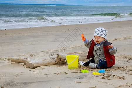 玩海滩玩具的可爱男孩孩子童年异国情调海岸婴儿热带支撑白色天堂图片