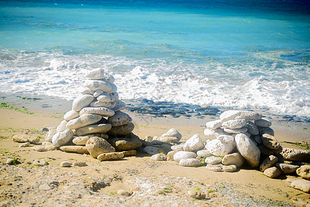 海滩上的石头堆享受风水团体平衡冥想岩石石头旅游治疗温泉图片