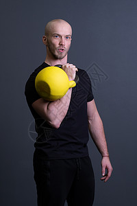 一个带着黄色壶铃健身房的匿名健身者 从运动生活方式到地板举重 越南健身 Guy 弯曲健康 建立 hiit图片