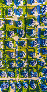 豪华住宅房产的空中景象 在阳光明媚的夏日拍摄财产财富城市旅游奢华树木邻里环境街道旅行图片