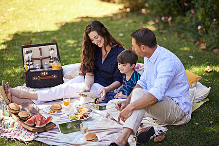 一起野餐时被连上 一家人一起享受野餐的镜头图片