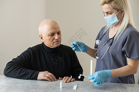 医生在医院对老年男性进行鼻腔血清病毒COVID19测试 并在医院为COVID19进行体检护士面具治疗拭子疾病诊断病人鼻音药品男人图片