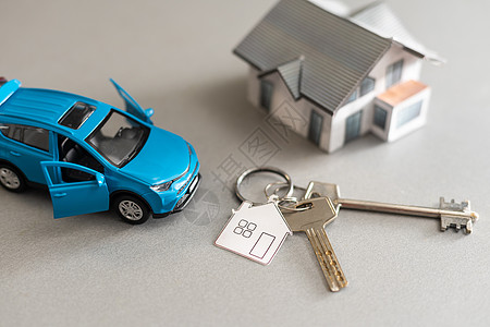 平铺的玩具车 玩具房 钥匙和桌上的钱金属销售量服务驾驶技术运输按钮工资车辆保险图片