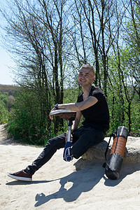 一个装着假腿的人在山间旅行 穿着黑色牛仔裤和 T 恤城市男人冒险男性岩石动机技术假肢截肢者截肢图片