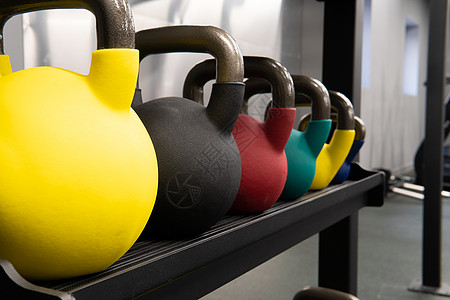 黄色壶铃重量背景运动 用于重和肌肉钢的健身房运动 明亮坚韧 健康磅健身 英寸哑铃黑色新鲜黑色背景对象背景图片