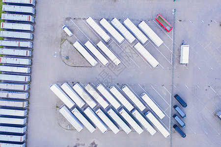 白色货运拖车停放 拖车排成一列 送货 后勤商业仓库中心速度运输载体船运汽车驾驶司机图片