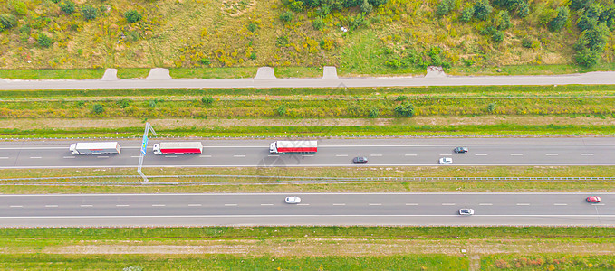 载有货物半轨迹的白色卡车空中最顶端航景正在驶向装载仓库区方向的公路上行驶船运旅行运输进口后勤商品速度轮子过境天空图片