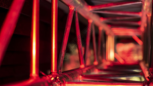照明设备用红色灯光照亮的铝透托盘展示光束钢结构推介会合金建筑学建筑金属大厅钻机图片