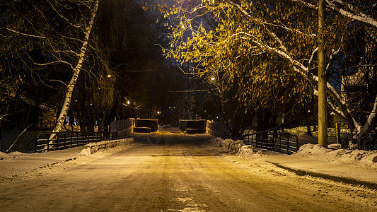 冬季城市公园的空街道 低灯光下无人旅行街道长廊场景公园胡同小路天气城市风暴图片