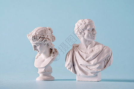 两件白色罗马或古董风格的希腊胸围图片