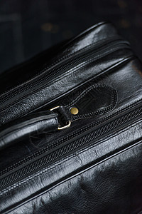 皮革黑色旅行袋 在黑木木地板上店铺商业冒险优雅手提包旅行行李人士奢华配饰图片