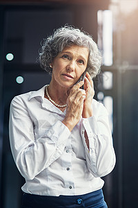 我们一定有办法 拍到一个成熟的女商务人士 在用手机说话时 看着忧心忡忡的镜头图片