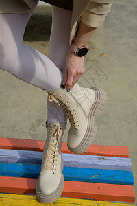女性双腿穿着带鞋带的白色时装靴运动季节潮人街道皮革购物时尚达人女士女孩图片