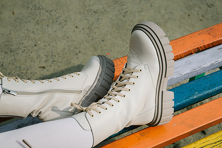 女性双腿穿着带鞋带的白色时装靴紧身衣时尚女孩季节石头靴子街道潮人达人牛仔裤图片
