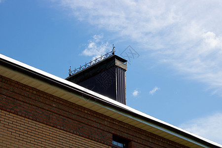 屋顶上有烟囱 在蓝色的夏日天空的背景上财产窗户覆盖物房子安装金属建筑学环境溢洪道建筑图片