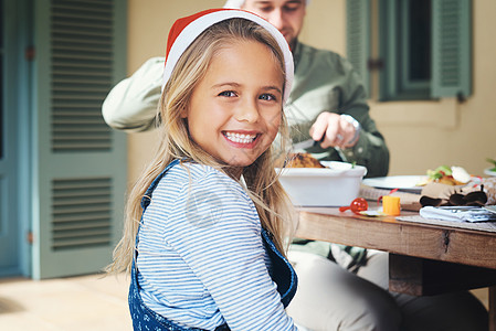 圣诞老人今年批准了我所有的愿望 一个可爱小女孩的肖像在与家人共进午餐庆祝圣诞节时感到欢乐 她满怀喜悦图片
