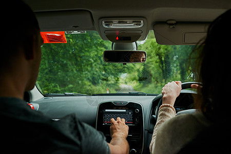 GPS会带我们到那里 一对年轻夫妇坐在车上 准备在路上出发的回视镜头图片