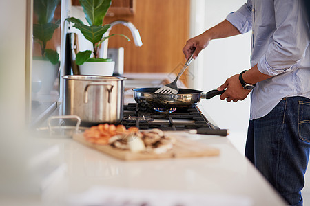 正在做一些美味的菜 一个不知名的人在家厨房煮饭中被拍到的照片图片
