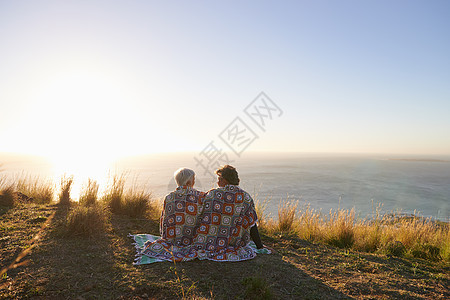 分享甜蜜的时光 看一对高龄夫妇坐在山坡上的感觉图片