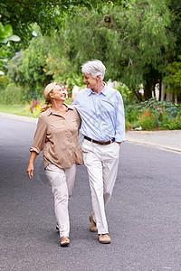 爱永不消逝 快乐的老年夫妇走路的照片图片