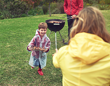 烤肉是最好的 一个家庭在外面吃烤肉的镜头图片